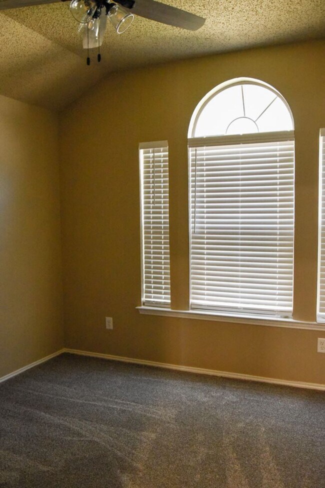 Building Photo - Great 3 Bedroom 2 Bath Roanoke