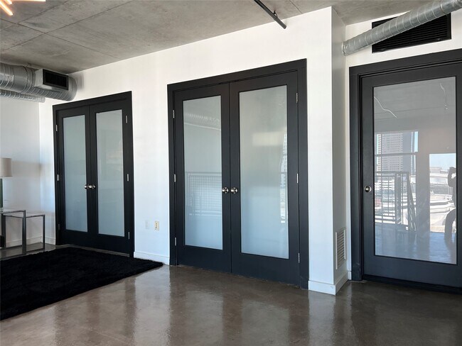 Building Photo - 2000 Bagby St