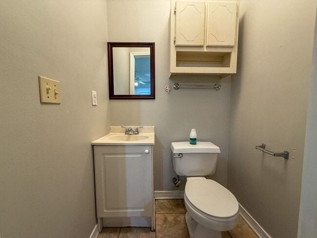 Building Photo - 3 bedroom 1.5 bath home with bonus room av...