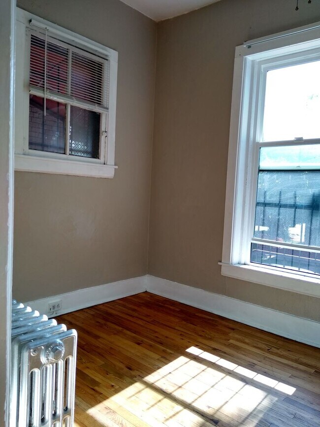 Building Photo - Charming Cap Hill 1 Bedroom w/ Claw Foot Tub