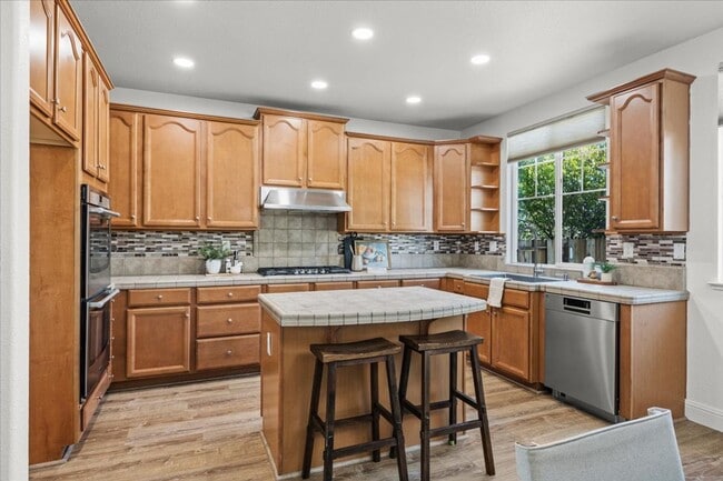 Building Photo - Elegant & Spacious 4 Bedroom Home Near Fol...