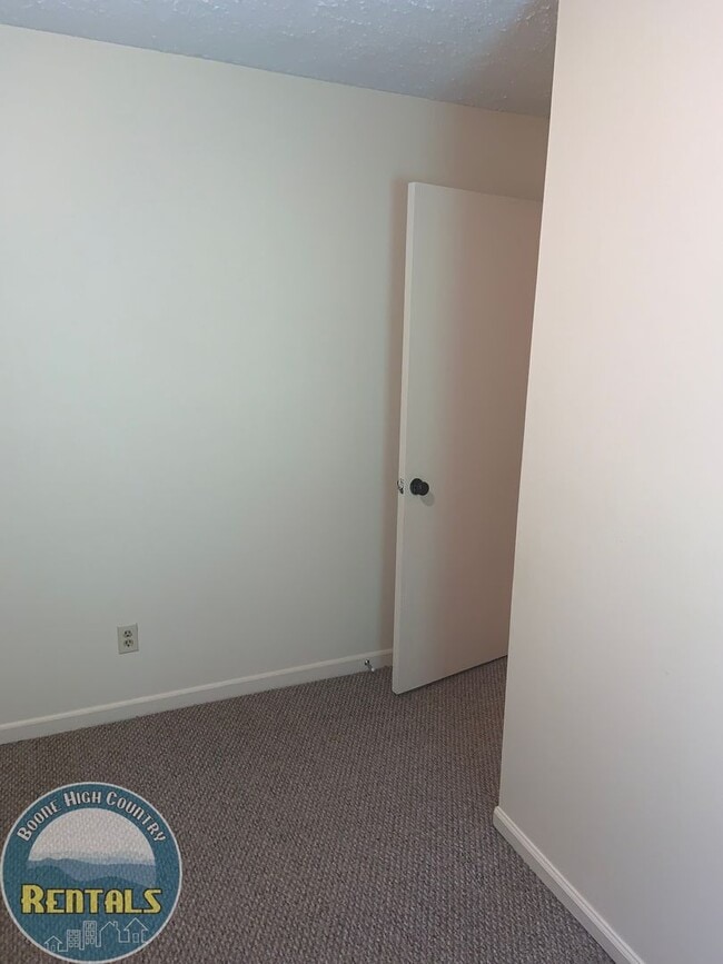 Building Photo - 2/1 in Sugar Grove; Quiet Area! Just Minutes to Boone! Available Now!