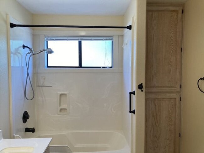 Building Photo - 525 Ridgeview Dr