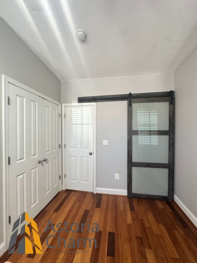 Building Photo - Stylish 2 Bedroom with Spa Bath, Hardwood Floors and Parking