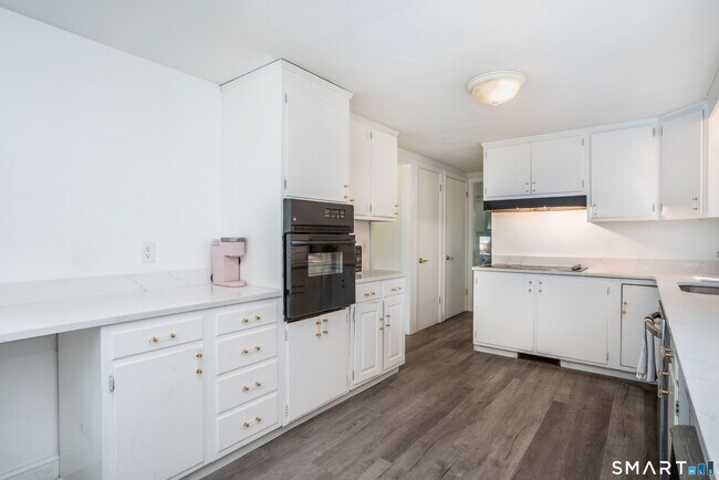 Building Photo - 25 Greensview Dr