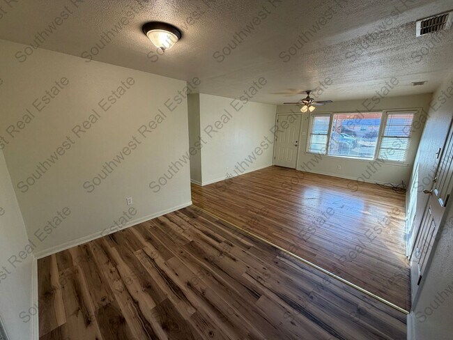 Building Photo - Beautiful- 3 Bedroom 1 bathroom Freshly Painted!