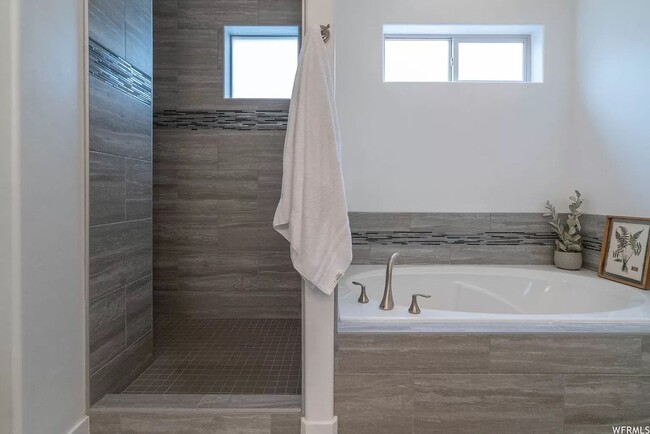 Building Photo - PETS ALLOWED!  Spacious & Modern 3-Bedroom...