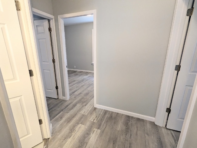 Building Photo - !! MOVE IN SPECIAL: $300 OFF on 1st Month'...