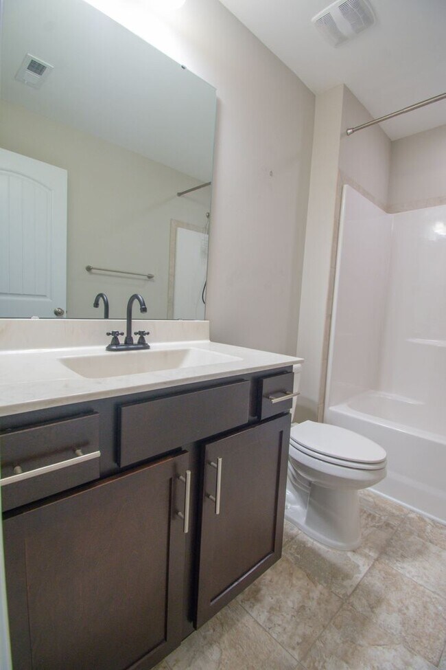 Building Photo - Available July 1! 4 Bedroom 2.5 Bathroom