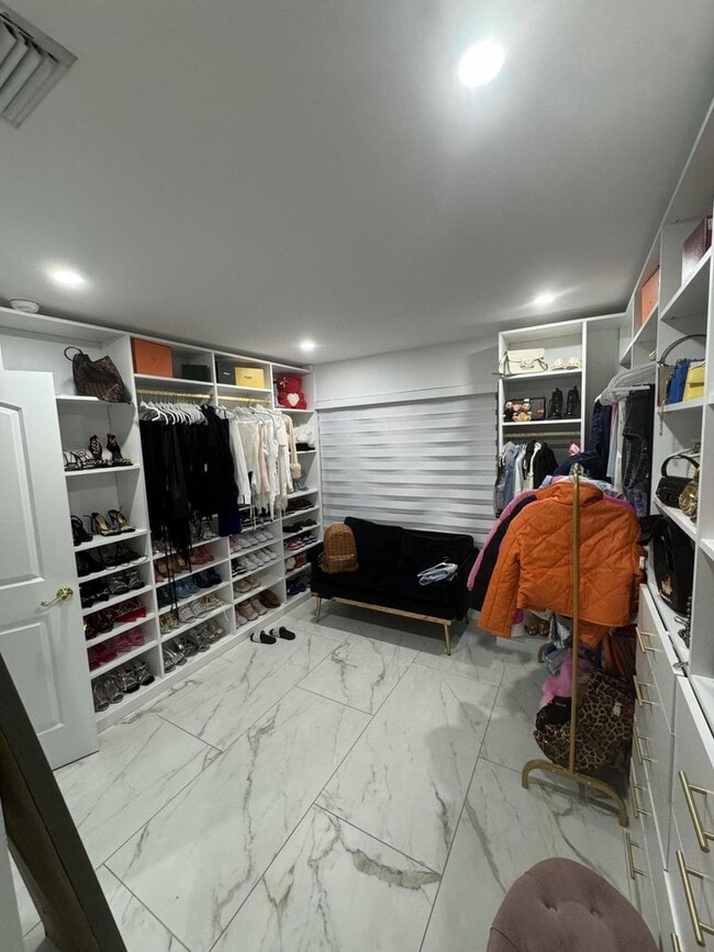 Building Photo - 112 Parkwood Dr