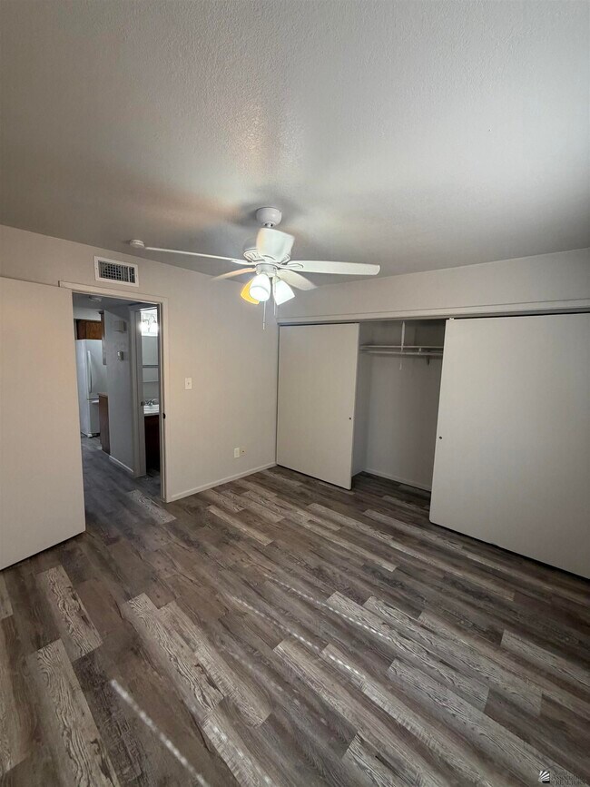 Building Photo - 1138 S Pagent Ave