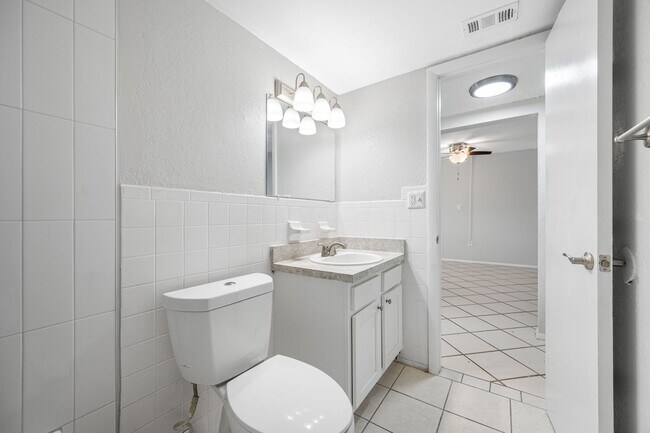 Building Photo - Spacious 2 Bed-1Bath apartment with Pool!