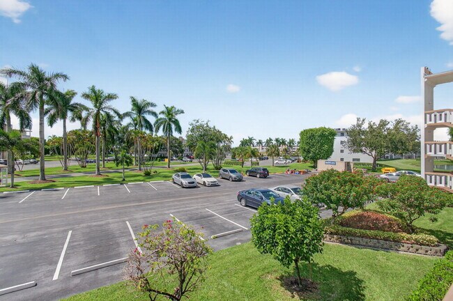 Building Photo - 2015 Cornwall Dr