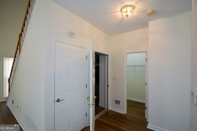 Building Photo - 2972 Hampton Pl