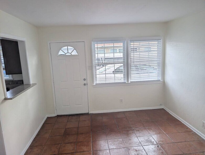 Building Photo - 406 S Myers St