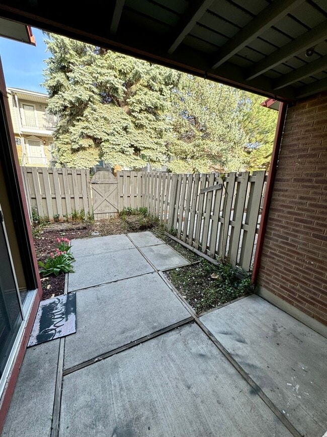 Building Photo - 3 Bedroom Townhome near BYU stadium!