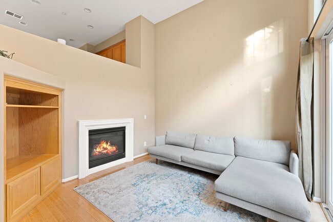 Building Photo - PEACEFUL & CONVENIENT TOWNHOME INCLUDES TW...