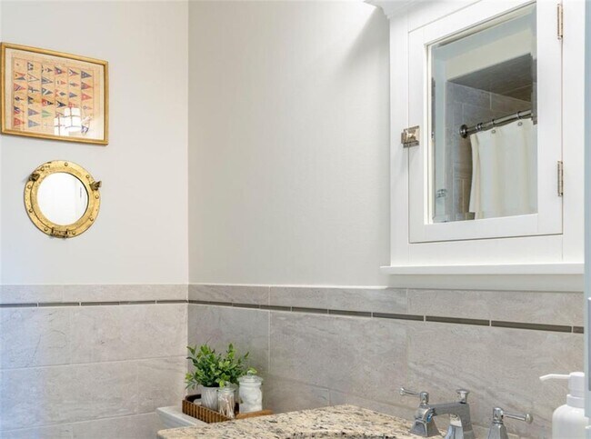 Building Photo - 11 N Hillview Dr