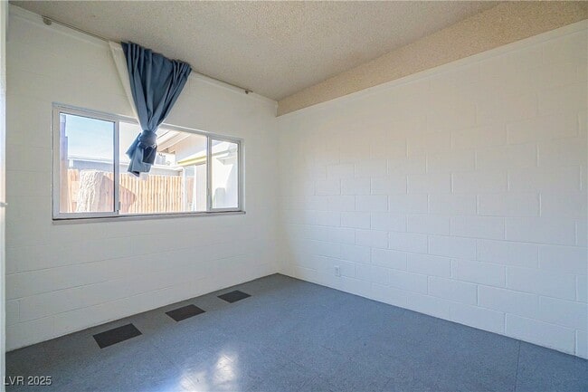 Building Photo - 1306 E Phillips Ave