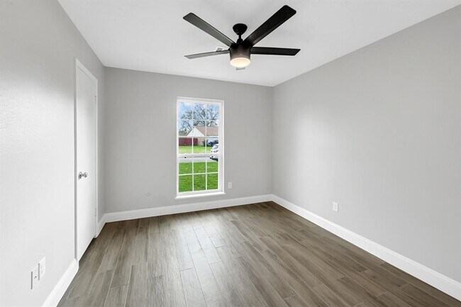 Building Photo - 4515 Larch Dr