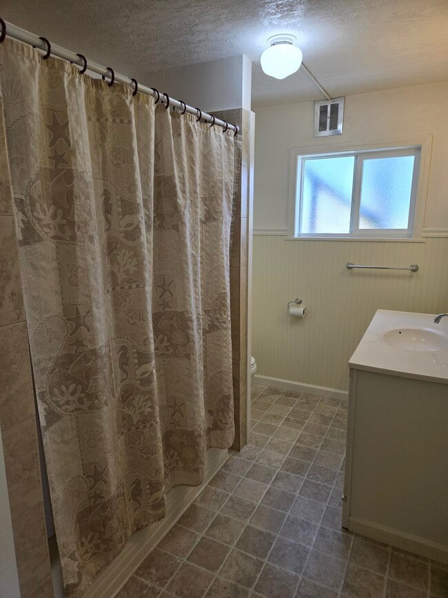 Building Photo - R and B Properties