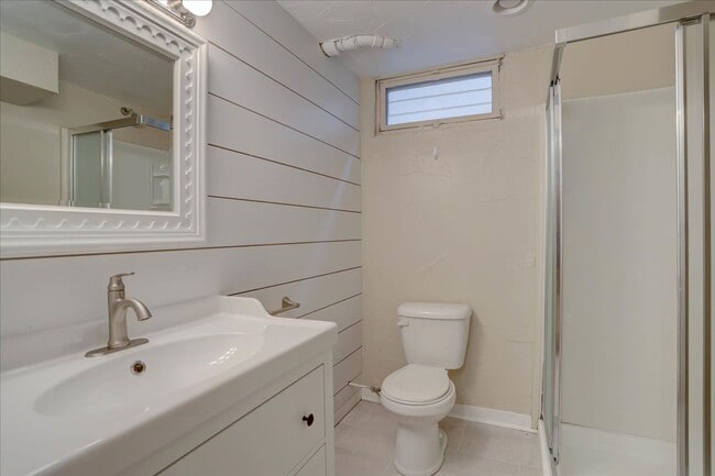 Building Photo - Beautifully renovated ranch home with drea...
