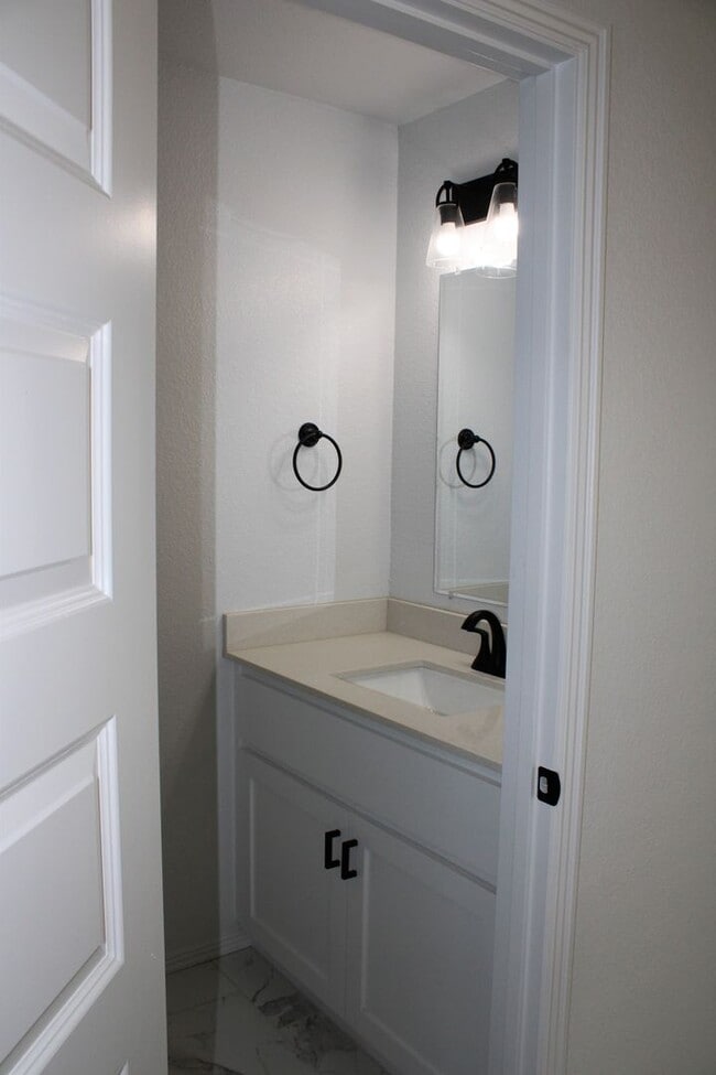 Building Photo - COX-NORTHRIDGE DR-1