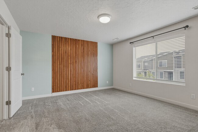 Building Photo - Herriman Town Home