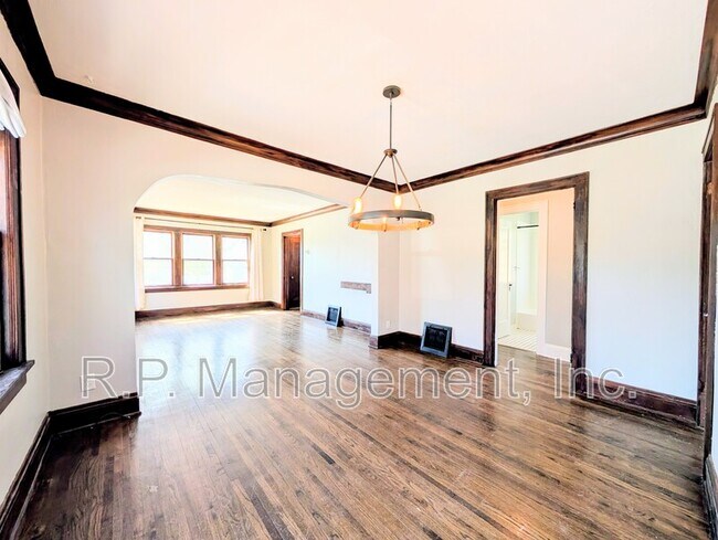 Building Photo - 636 Gotzian St