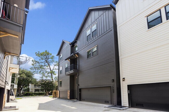 Building Photo - 1629 Beall St