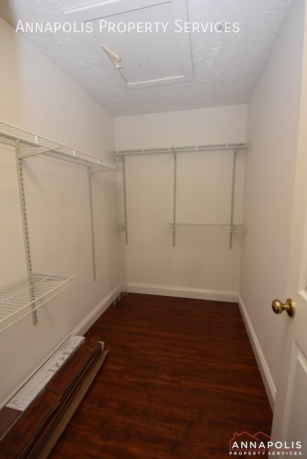 Building Photo - 2052 Quaker Way