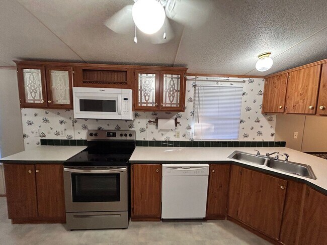 Building Photo - COZY 3 BR 2 BA located in Mount Holly  ***RENT SPECIAL : 1/2 OFF FIRST MONTH OF RENT!!!