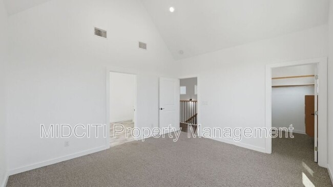 Building Photo - 893 E Mather St