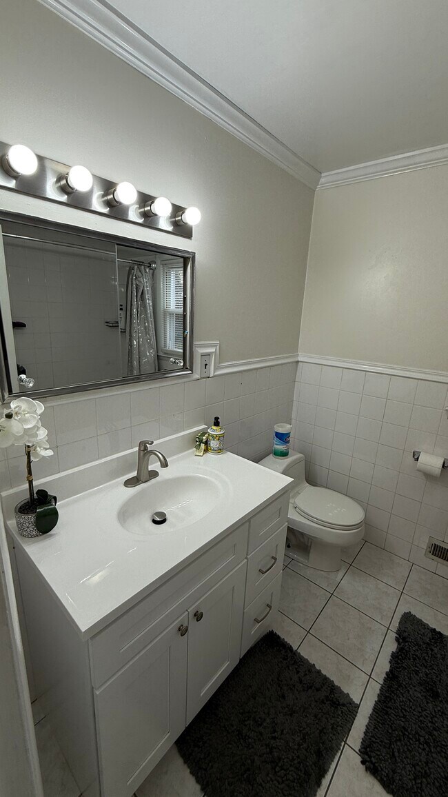 Building Photo - 484 Main St