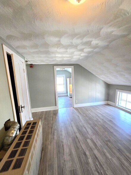 Building Photo - 36 Hilton St