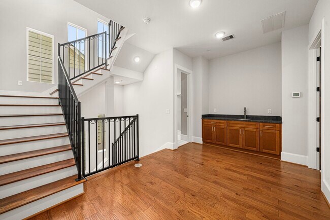 Building Photo - 2022 Sabine St