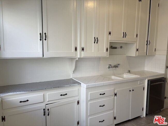 Building Photo - 351 N Gardner St