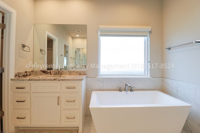 Building Photo - COMING SOON! Marvelous and Modern 3 Bed/ 3.5 Bath Home in South Broken Arrow!
