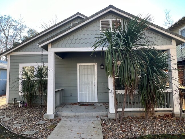 Building Photo - 3 Bed / 2 Bath | North Oak Park Home Avail...