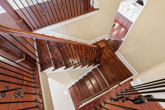 Building Photo - Elegant 5-Bedroom Residence with Luxurious...