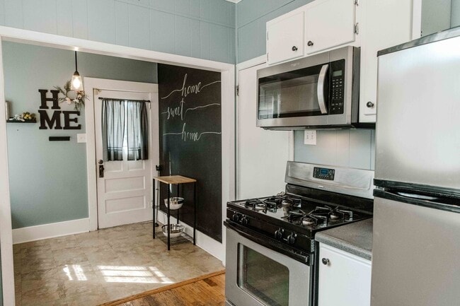 Building Photo - Charming 3 Bedroom Home with Hardwood Floo...