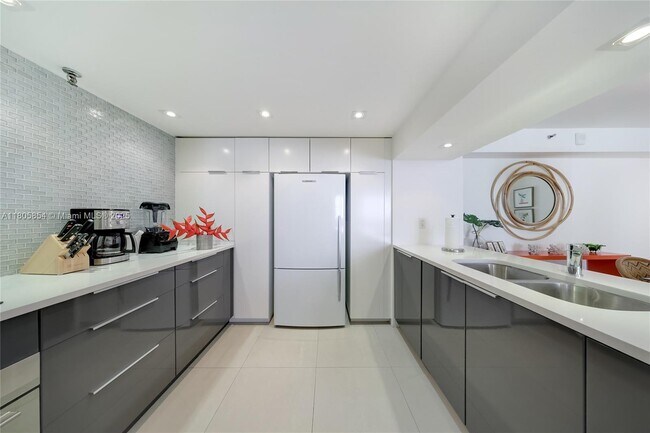 Building Photo - 1621 Collins Ave