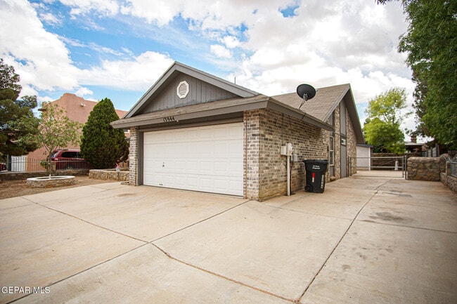Primary Photo - 13944 Roslyn Dr