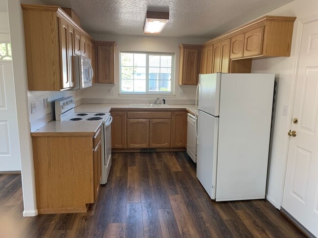 Building Photo - Newly updated 3-bedroom, 2-bathroom duplex...