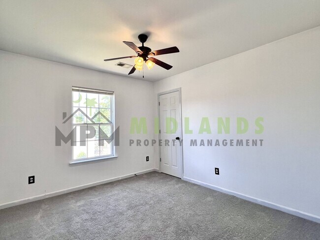 Building Photo - 492 Denman Loop