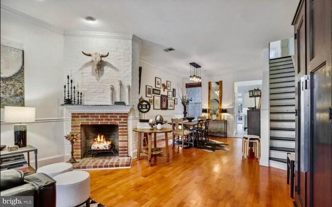 Building Photo - 726 3rd St NE