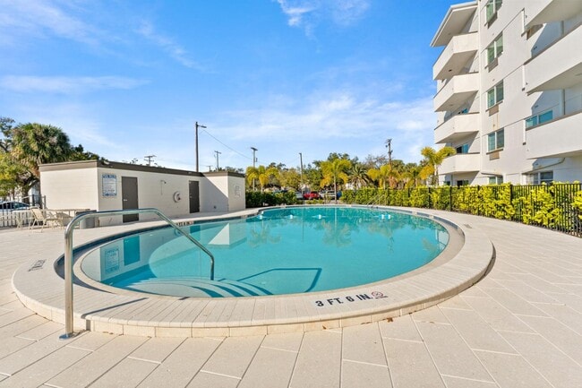 Building Photo - 406 W Azeele St