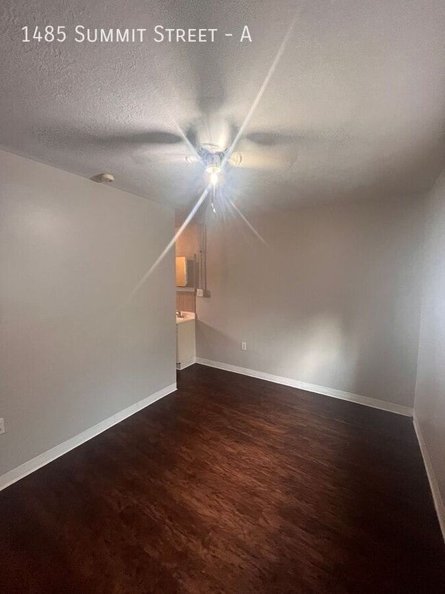 Building Photo - 1485 Summit St