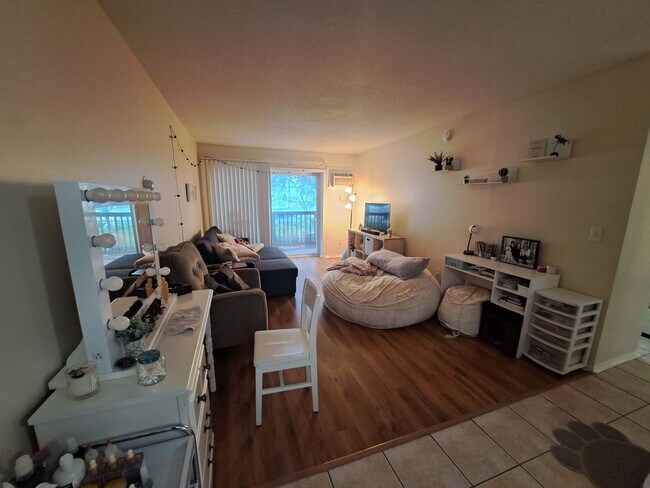 Interior Photo - 1501