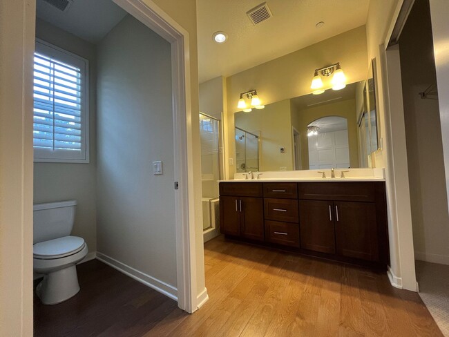 Building Photo - Upgraded 2+2 townhome, equipped w/all appl...